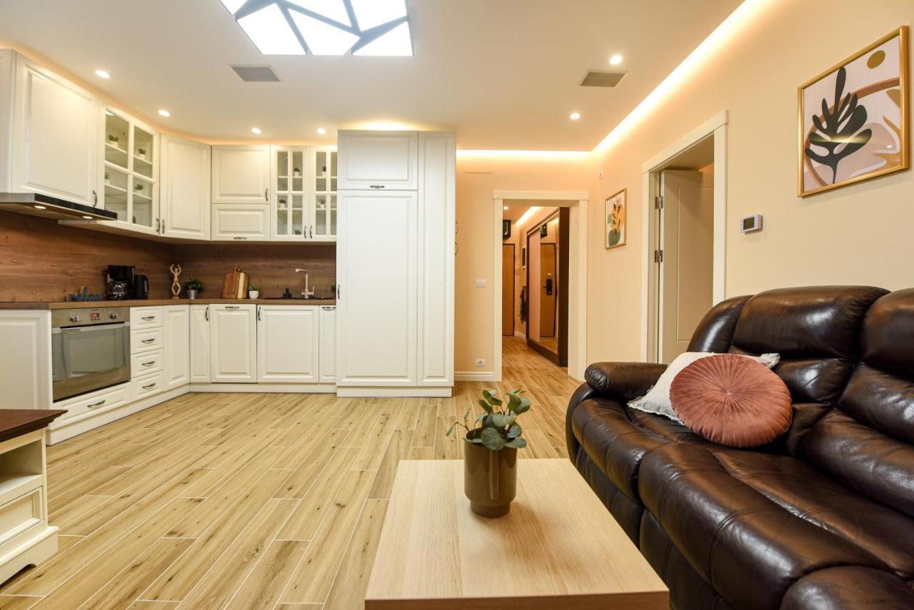 Green Leafy Brasov - Ideal 2 Bedroom Apartment Exterior photo
